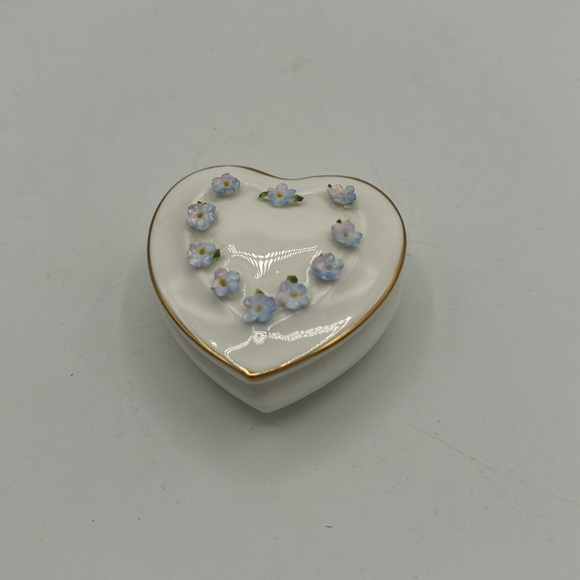Coalport Bone China Heart Shaped Trinket Box - Picture 1 of 6
